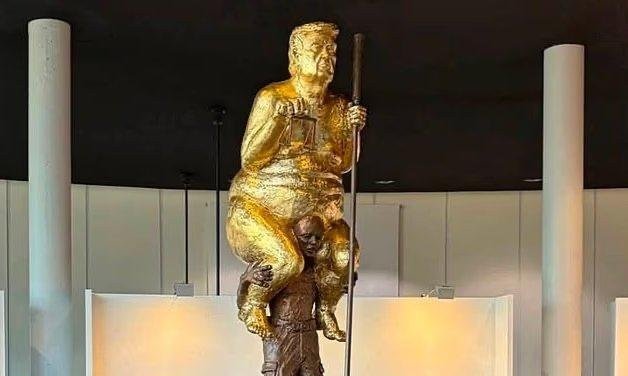 “La Plaga Naranja”: exhiben escultura de Trump en el Parlamento Europeo