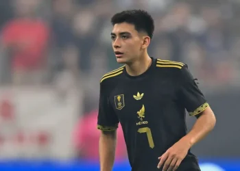 Gilberto Mora en partido, jugador mexicano